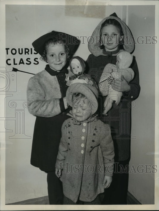 1949 new York Louise, Maria & Emmi Asnuss arrive in the US at NYC-Historic Images