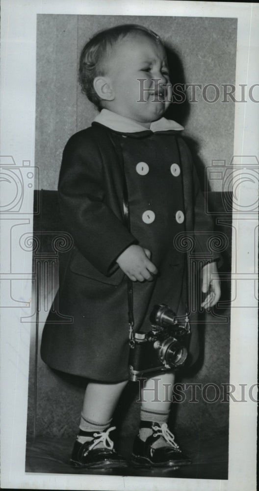 1950 Press Photo NEW YORK UNSMILING ARRIVAL NYC - Historic Images