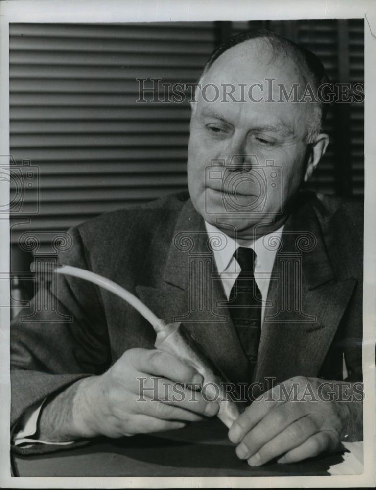 1958 Press Photo Dr.Roger H. Lueck,Reseach  Vice Pres. of American Can Co. NYC - Historic Images