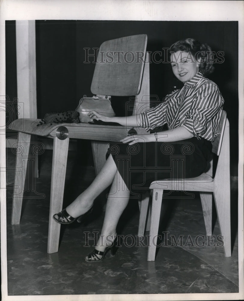 1954 Press Photo Woman revisits her childhood and sits on kids chair - Historic Images