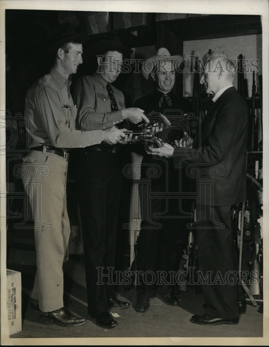1940 New York American Cowboys present Six Shooters to British NYC-Historic Images