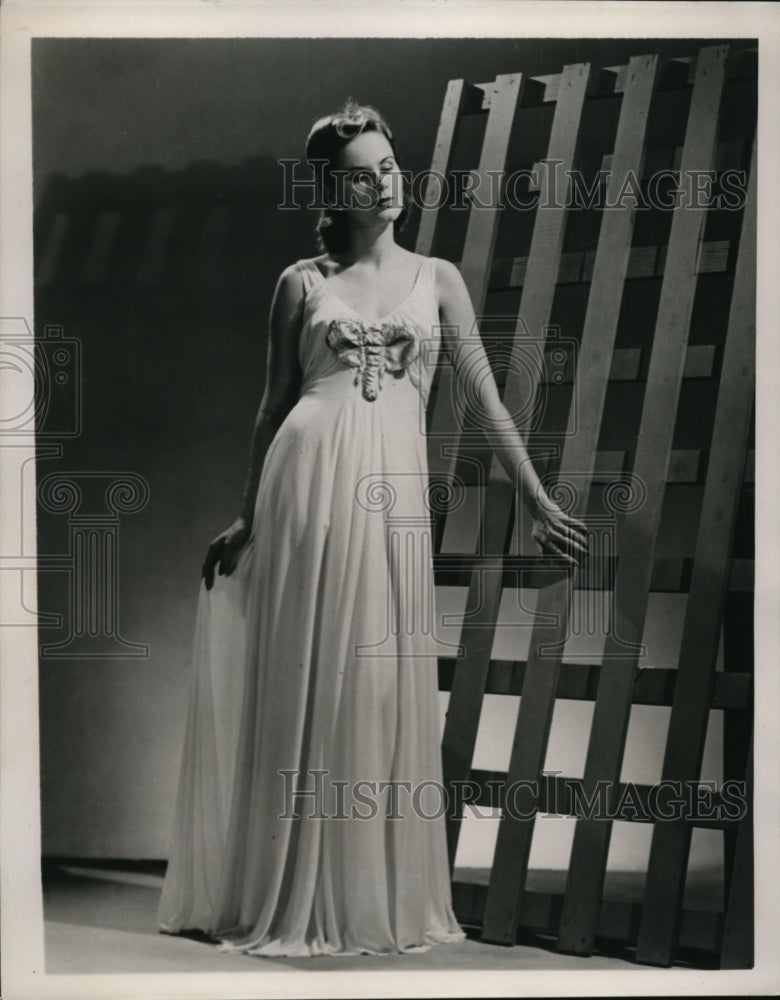 1940 NEW YORK IT&#39;S THE WILLKIE GOWN NYC-Historic Images