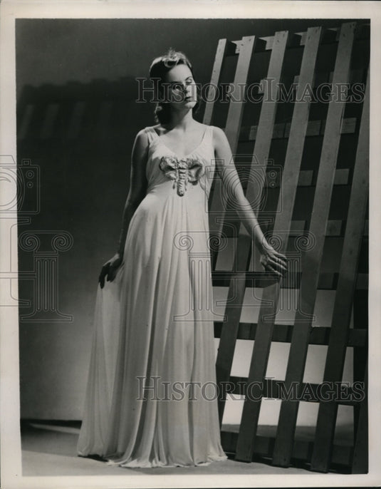 1940 NEW YORK IT'S THE WILLKIE GOWN NYC-Historic Images