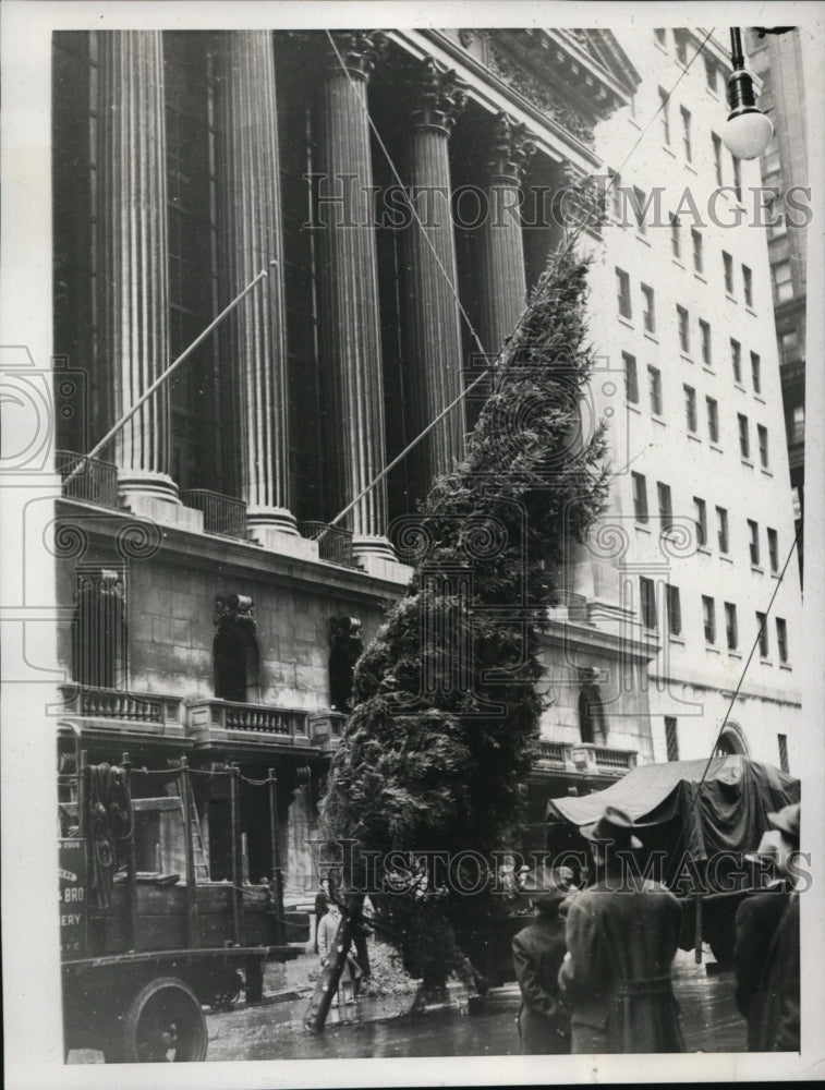 1937 Press Photo New York 18 foot Christmas tree put in place Wall St in NYC - Historic Images