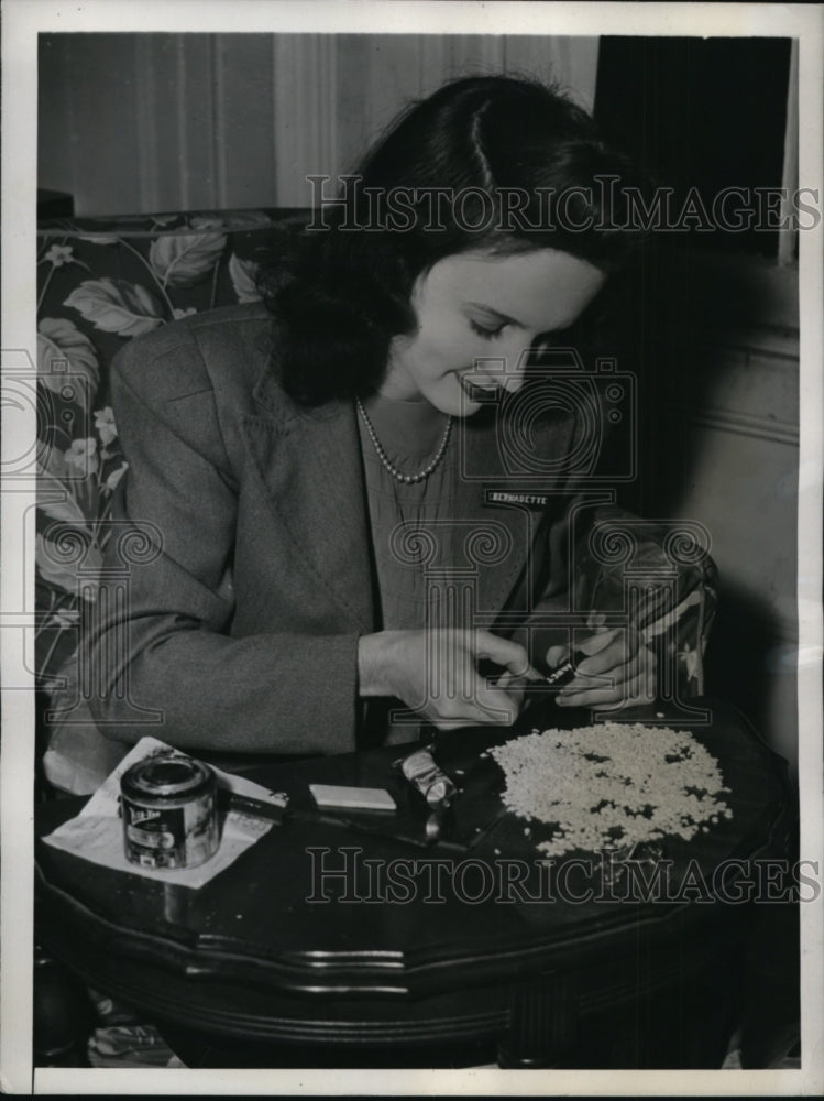 1943 Press Photo NEW YORK SHE USES HER NOODLE FOR DECORATIVE PURPOSES NYC-Historic Images