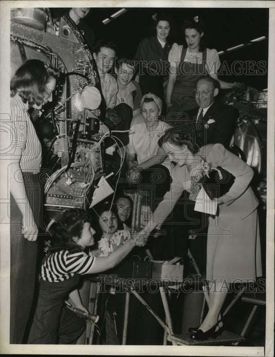 1944 NEW YORK ACE'S WIFE THANKS WORKERS NYC-Historic Images