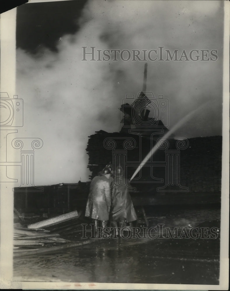 1928 Press Photo New York Five Alarm Fire Destroyed Lumber Yard, Two Boats NYC-Historic Images