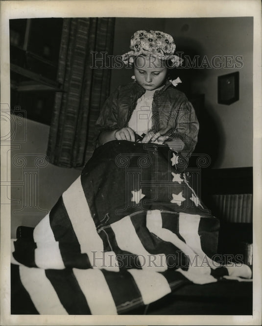 1937 Press Photo Child from Childrens Aid Society as Betsy Ross NYC - Historic Images