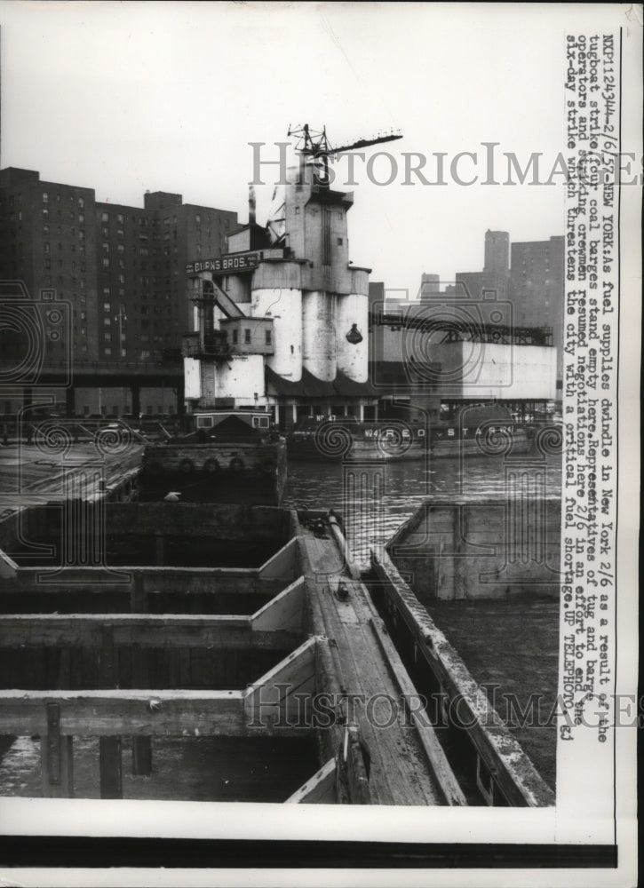 1957 Press Photo New York Fuel Supplies Dwindle Due to a Tugboat Strike NYC-Historic Images