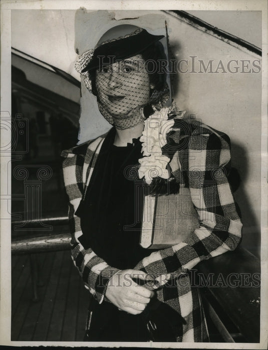 1938 Press Photo New York S S Queen Mary Arrival Gloria Morgan Vanderbilt NYC-Historic Images