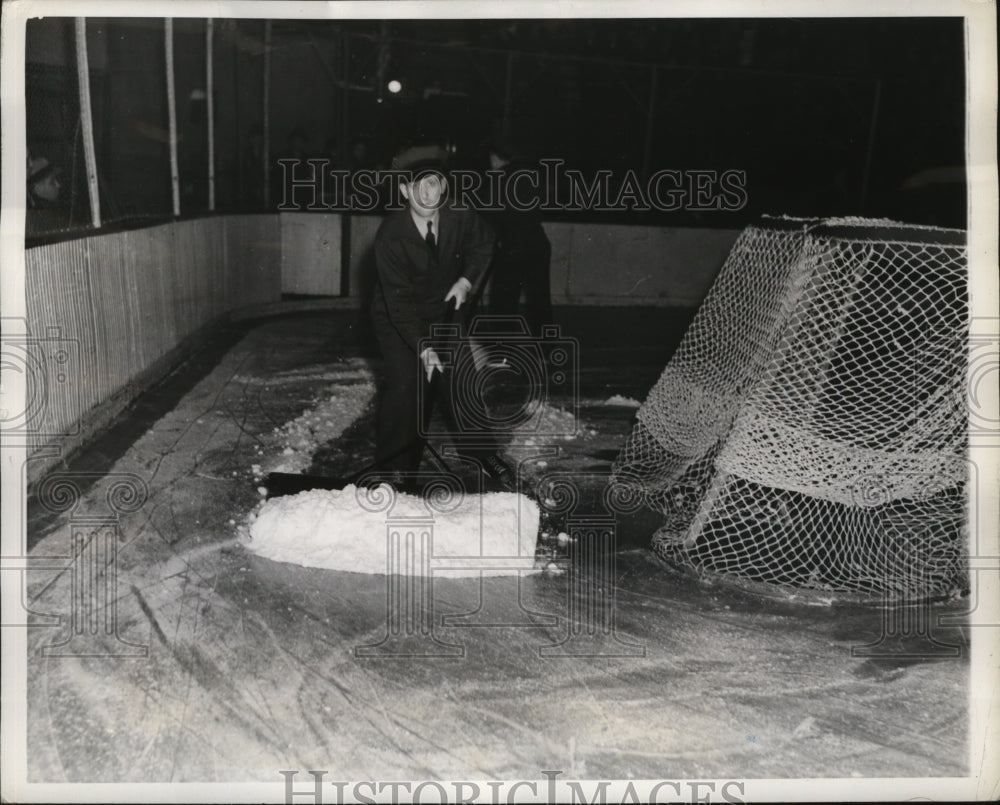 1942 New York Madison Square Garden Arena Ice Scraping NYC-Historic Images