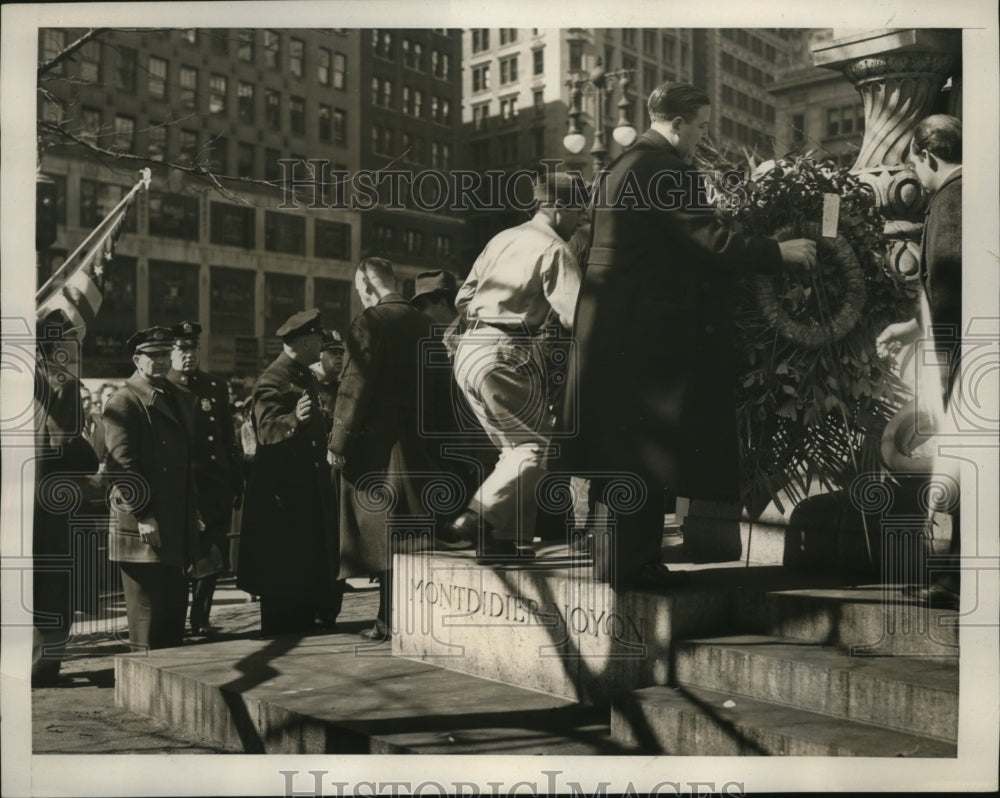 1940 New York Placement of flowers at the Eternal Light at MAdison-Historic Images