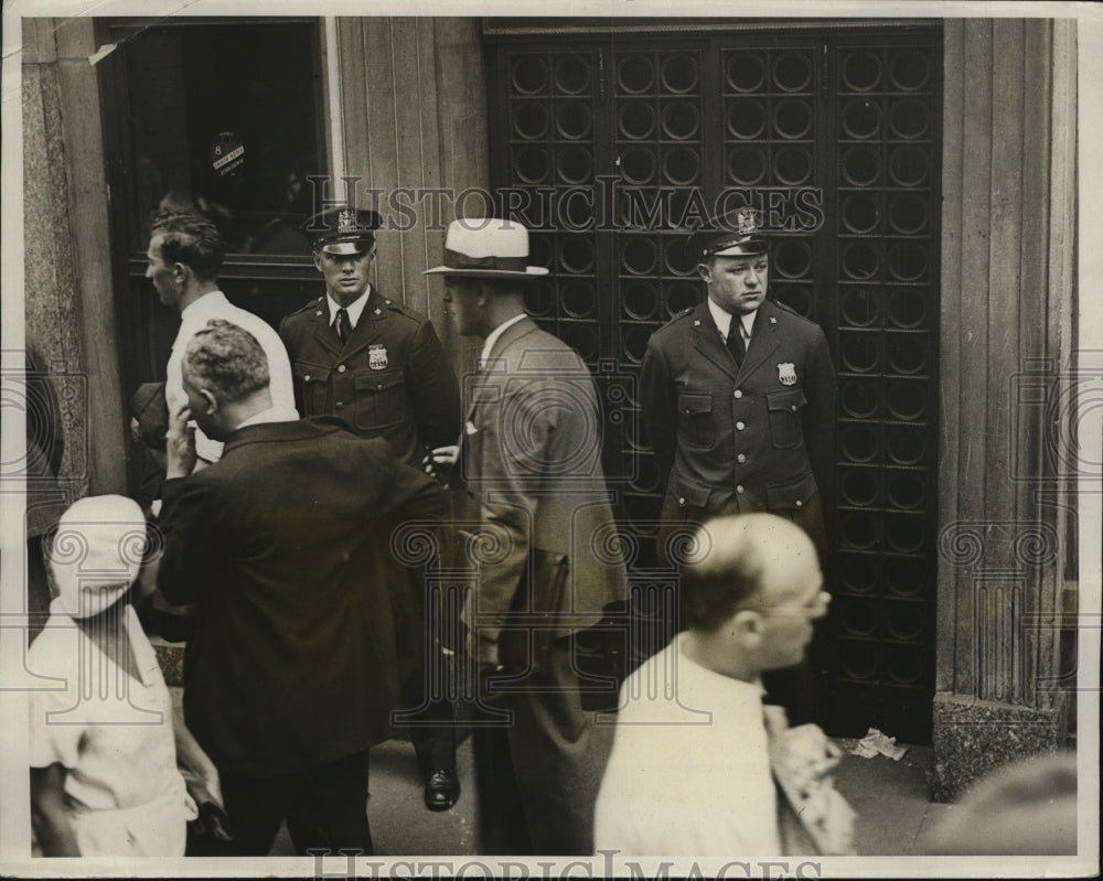 1931 Press Photo New York American Union Bank Closed by State NYC - neny23000-Historic Images