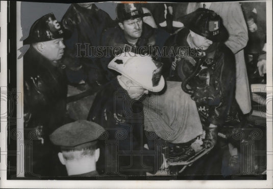 1960 Press Photo New York Firemen carry rescue body from Fire at lower Manhattan-Historic Images