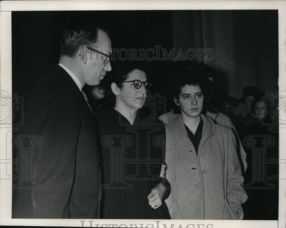 1952 Press Photo A pair of women and a man in meeting in NYC - Historic Images