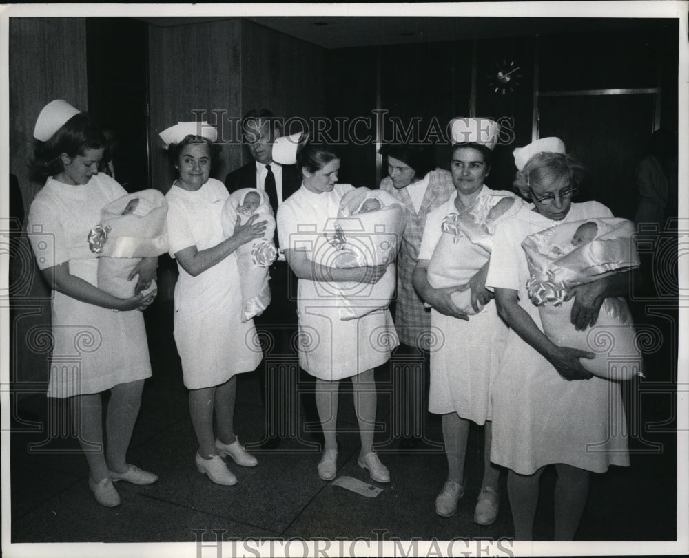 1970 Press Photo New York Kienast Quintuplets leaves Columbia Presbyterian Hosp. - Historic Images