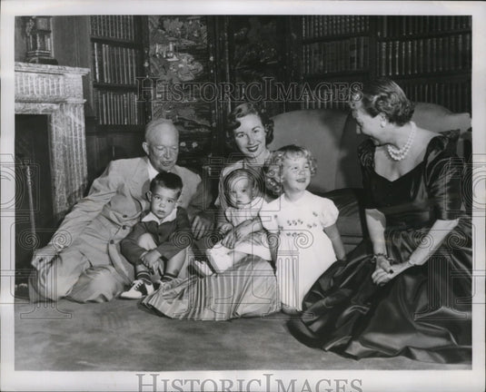 1952 Press Photo New York president  candidate Dwight Eisenhower, family NYC - Historic Images