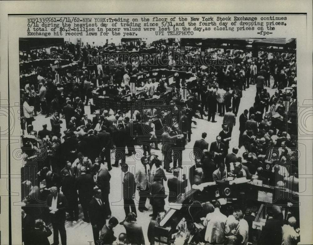 1962 Press Photo New York Floor of the New York Stock Exchange during Trading - Historic Images