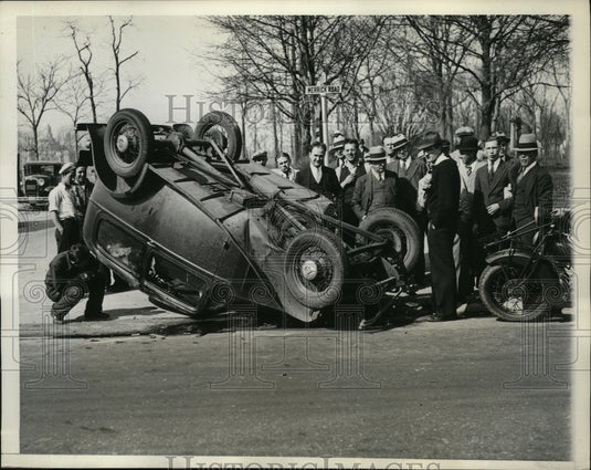 1934 Press Photo New York auto that flipped over at Merrick Rd & Franklin in NYC - Historic Images