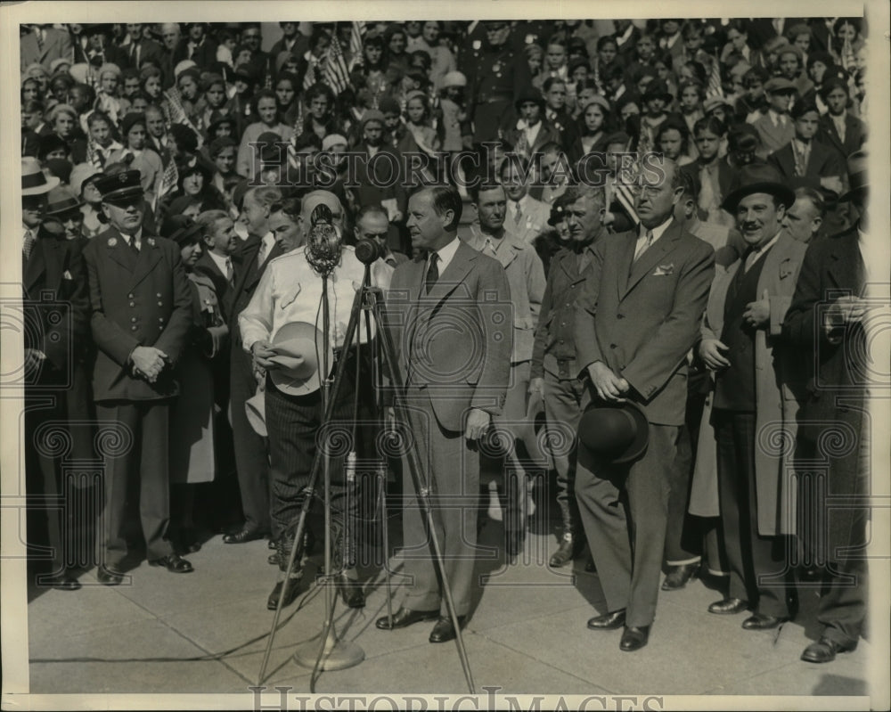 1932 Press Photo New York Joseph McKee Greeted by Cowgirls and Cowboys NYC - Historic Images