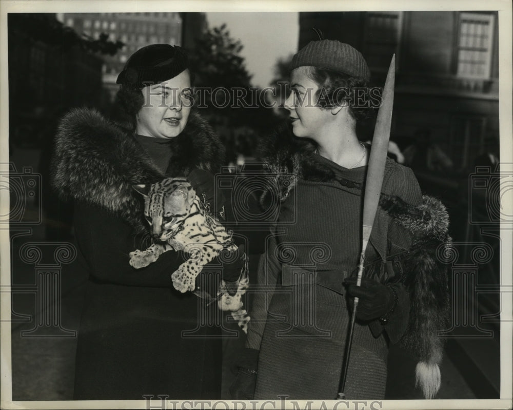 1934 Press Photo NEW YORK DEB COMMITTEE MEETS FOR MILITARY BALL NYC - neny23916-Historic Images