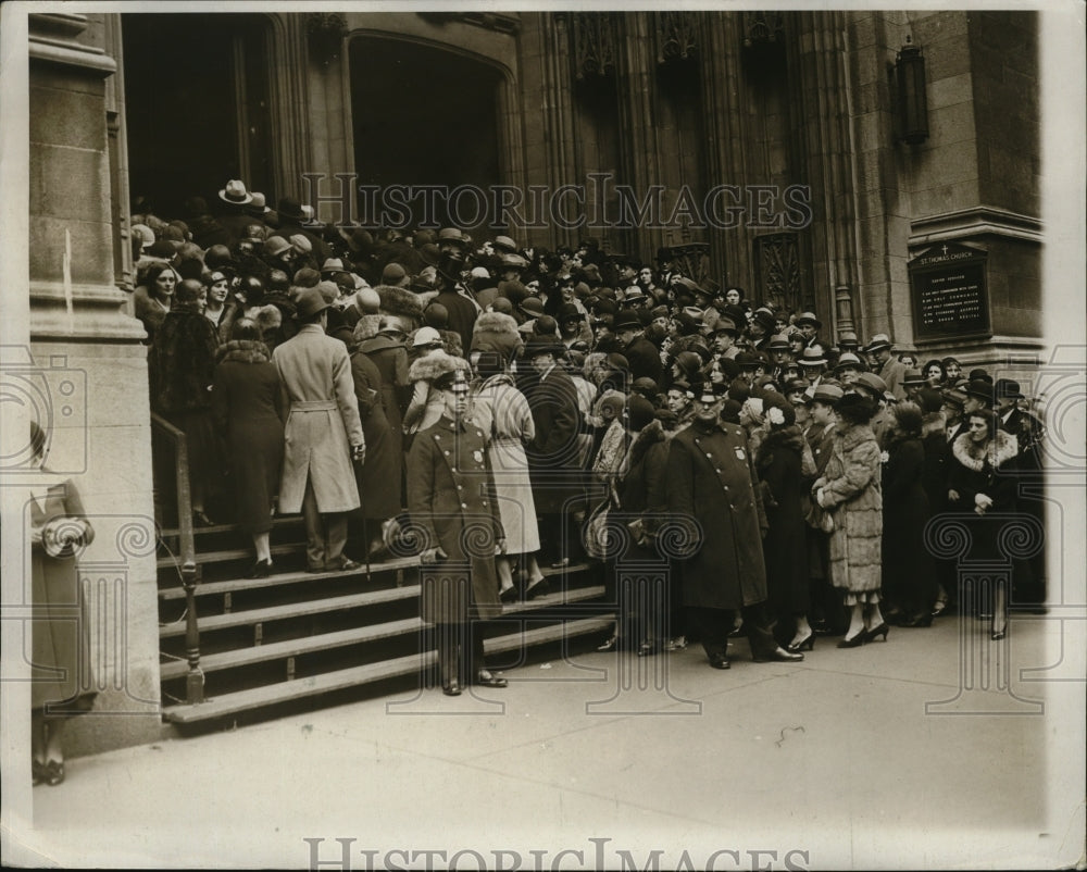 1932 Press Photo NEW YORK CROWDS BEFORE ST THOMAS CHURCH NYC - neny23925-Historic Images