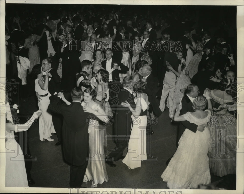 1933 Press Photo New York Lavish Ball at the Metropolitan Opera House in N.Y.C. - Historic Images