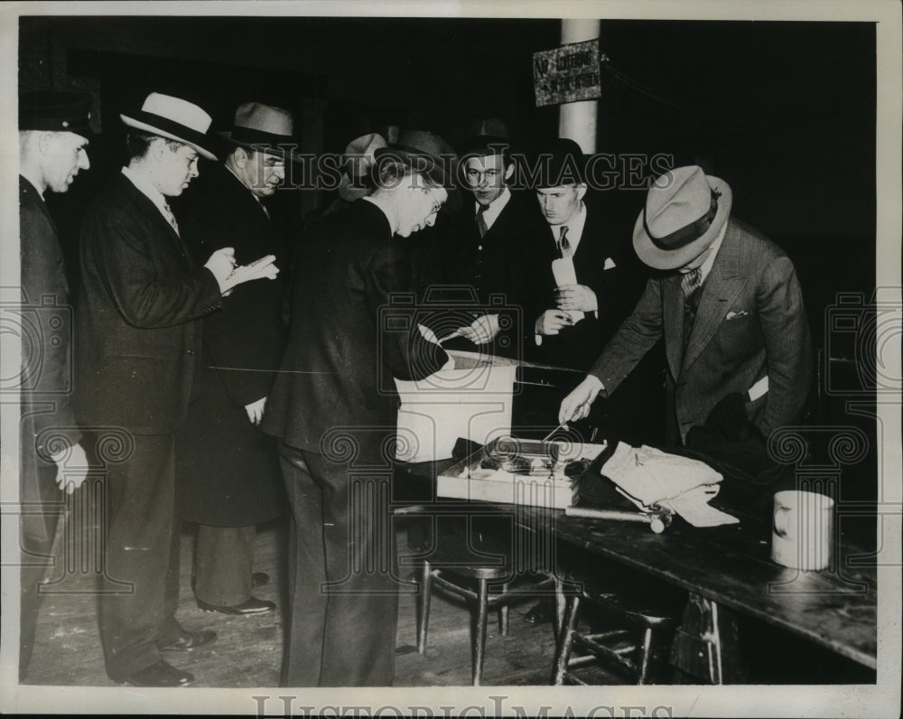 1934 Press Photo NEW YORK POLICE RAID WELFARE ISLAND NYC - Historic Images