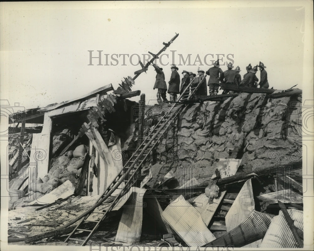 1934 Press Photo New York Three Alarm Fire at 103rd Street Grain Storehouse NYC - Historic Images