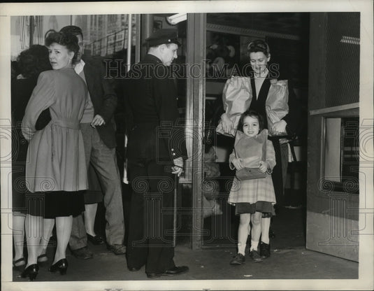 1946 Press Photo New York Mrs Dun & daughter at store after strike ends NYC - Historic Images