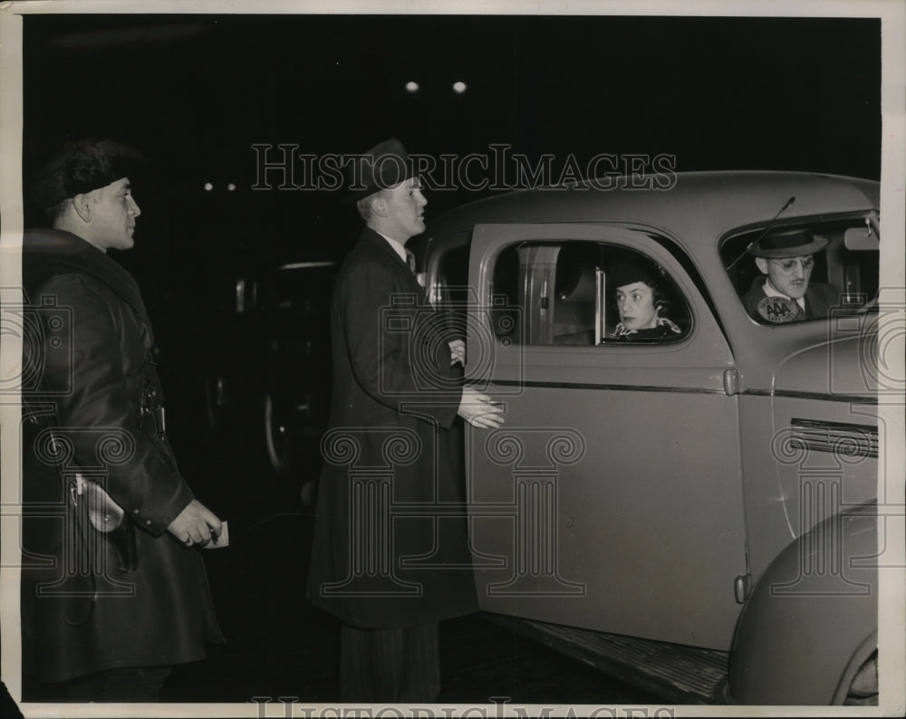 1940 Press Photo New York Police &amp; motorists stopped for info on murder NYC-Historic Images