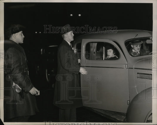 1940 Press Photo New York Police & motorists stopped for info on murder NYC-Historic Images