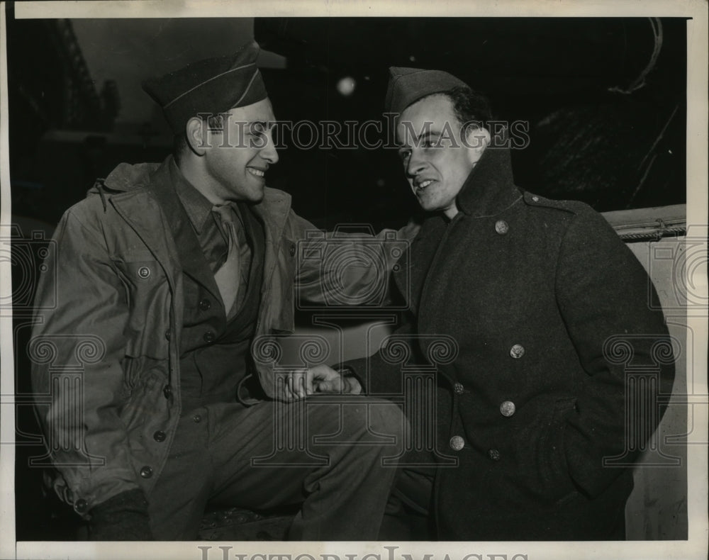 1945 Press Photo New York Pfc Jerry Lipson, Pvt Harold Gilpatrick in NYC - Historic Images