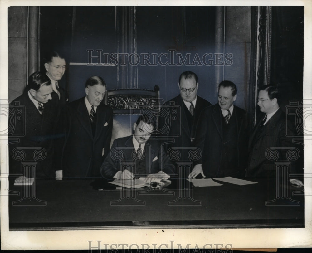 1943 Press Photo New York Governor Thomas Dewey Signs Fiscal Bills NYC - Historic Images