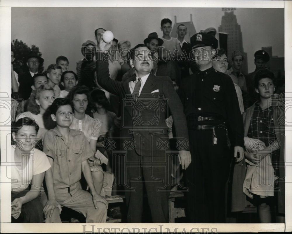 1943 Press Photo New York Governor Thomas E. Dewey Tosses Out Game Ball NYC- Historic Images