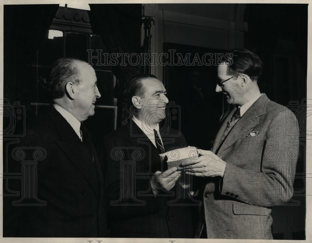 1946 Press Photo New York Mayor William O&#39;Dwyer &amp; Lexon Robinson NYC - Historic Images