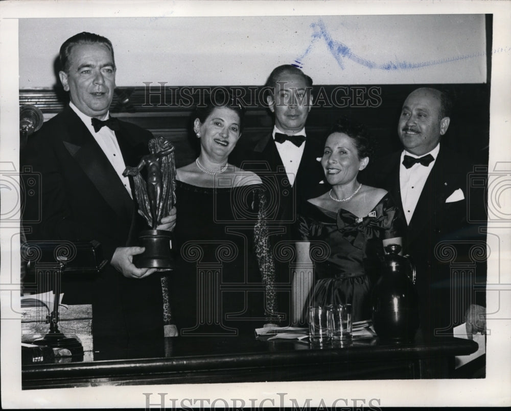 1947 Press Photo New York Mayor William O&#39;Dwyer, American Fashion Critics NYC - Historic Images