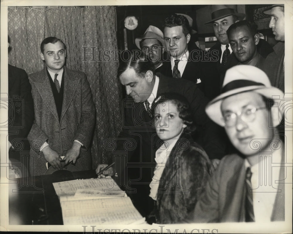 1934 Press Photo New York Mayor Fiorello LaGuardia signs register NYC - Historic Images