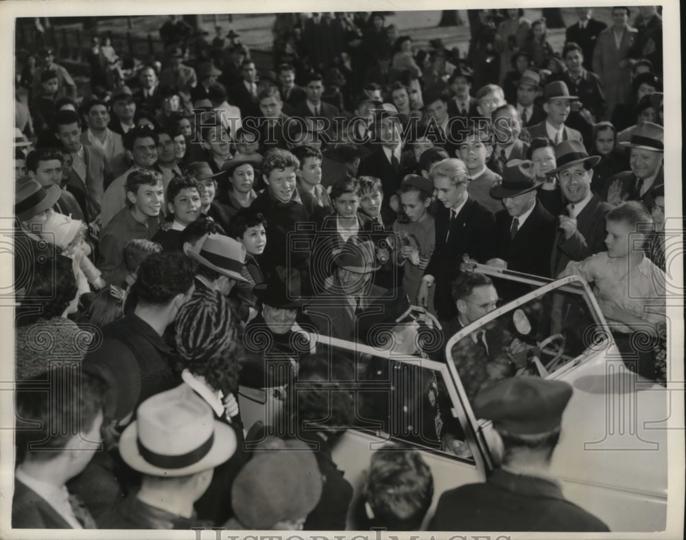 1941 Press Photo NEW YORK MAYOR LAGUARDIA KEEPS AWAY FROM CITY HALL NYC - Historic Images