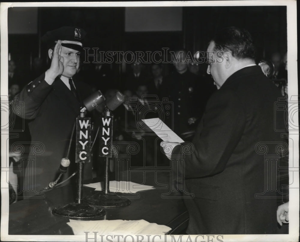 1942 Press Photo Mayor F. H. LaGuardia Swearing in Pat Marsico  Corrections NYC - Historic Images