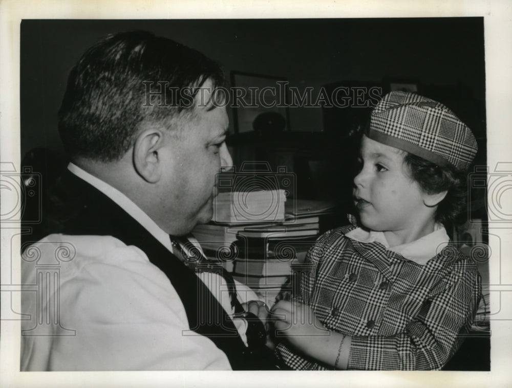 1942 Press Photo Lucy Martin Pinned the 1st Poppy on Mayor LaGuardia NYC - Historic Images