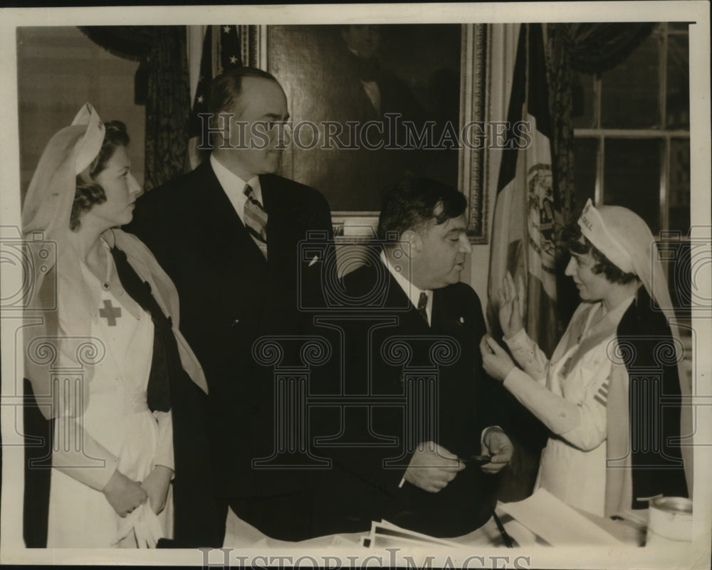 1939 Press Photo New York Mayor Fiorello La Guardia gets first Red Cross at NYC - Historic Images