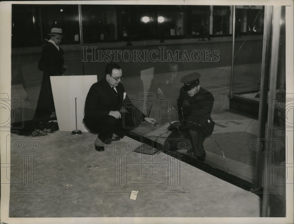 1937 Press Photo New York Robber smashed windows in Furs J. Kanborian Fur Co.-Historic Images