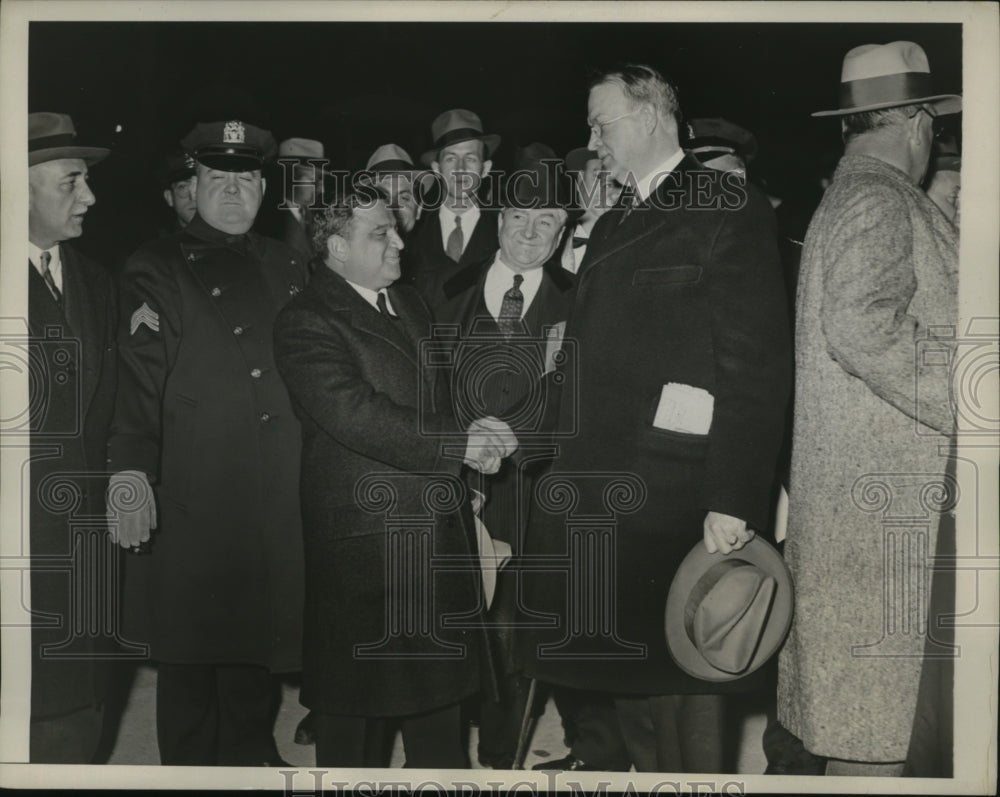 1933 Press Photo New York Mayor LaGuardia Arrived At Floyd Bennett Field NYC-Historic Images