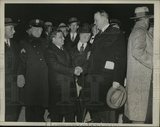 1933 Press Photo New York Mayor LaGuardia Arrived At Floyd Bennett Field NYC-Historic Images
