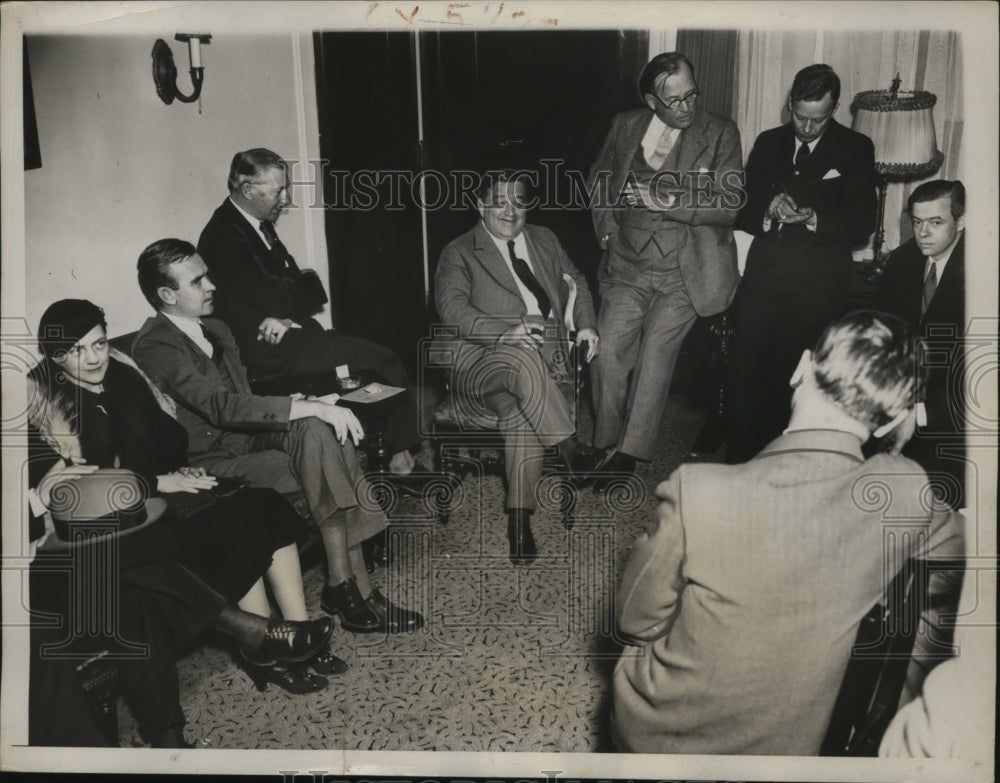 1933 Press Photo New York Mayor elect LaGuardia & press meet in NYC - Historic Images