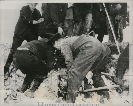 1938 Press Photo New York Theodore Scherny Body Found in 15 Ft Garbage Pit NYC - Historic Images