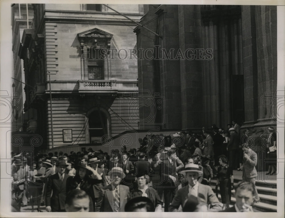 1938 Press Photo New York Crowd learns of Cardinal Hayes death in NYC - Historic Images