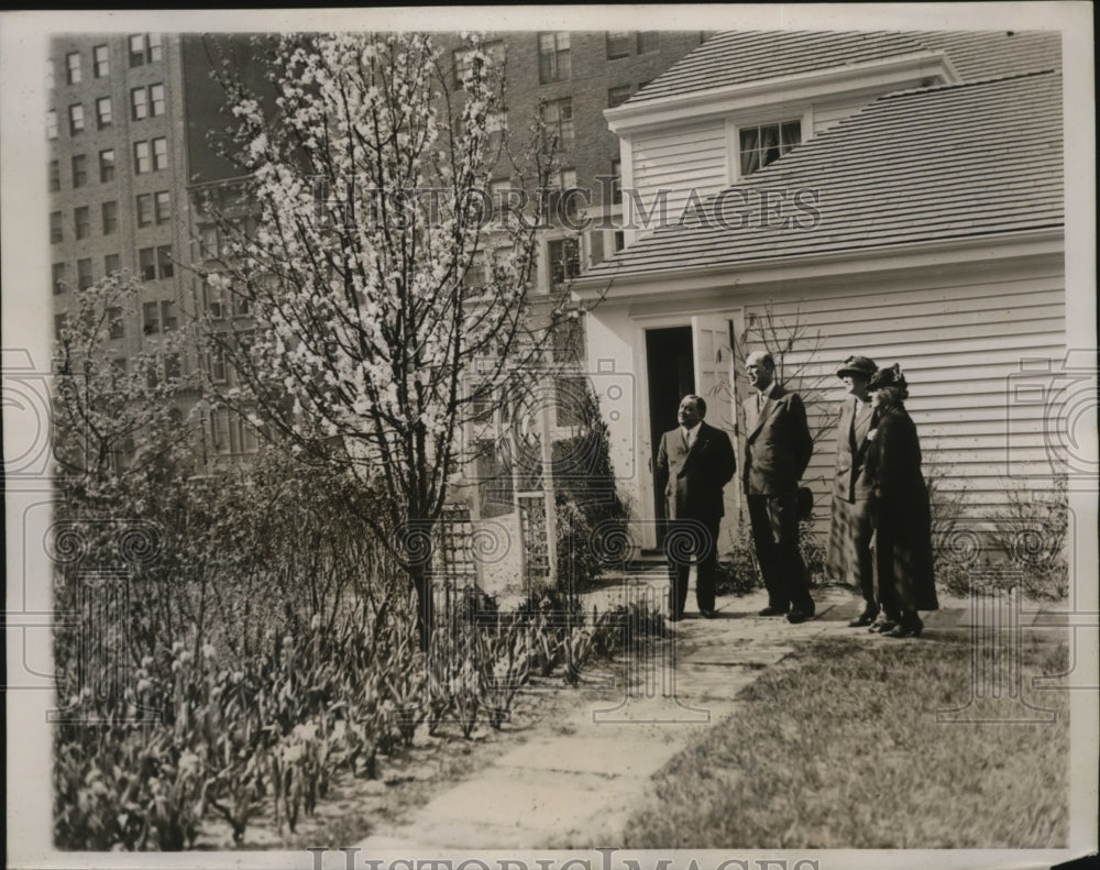 1935 Press Photo NEW YORK MAYOR LAGUARDIA AT AMERICA&#39;S LITTLE HOUSE NYC - Historic Images