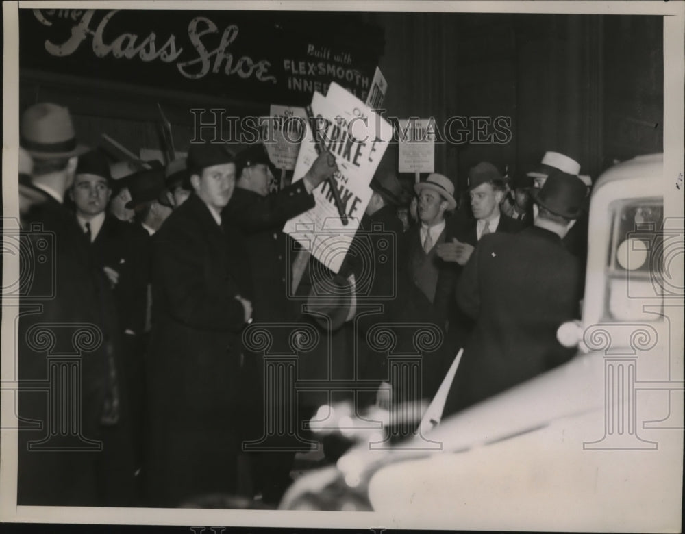 1936 Press Photo New York Elevator Strikers at Nelson Tower on 7th Avenue NYC-Historic Images